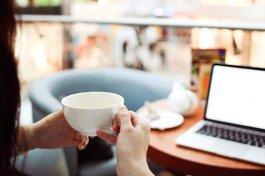 Ein Tasse Tee vor dem Laptop genießen