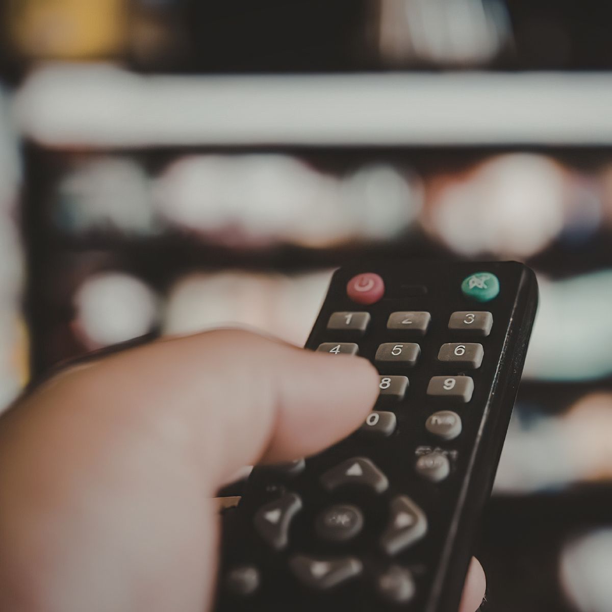 Publicité dans les media traditionnels : faut-il investir en 2026 ? ROI, exemples et arbitrages stratégiques pour les PME B2B