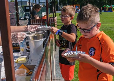 Kinderen pakken poffertjes op schoolreis