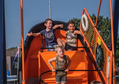 Blije kinderen in schommelschip attractie