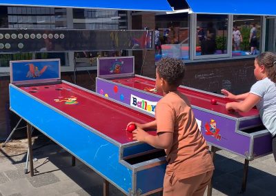 Kinderen spelen balgooien of sjoelen