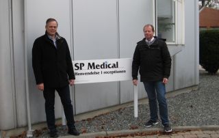 Billede af Peter Fjerring på virksomhedsbesøg hos SP Medical - stående foran bygning.
