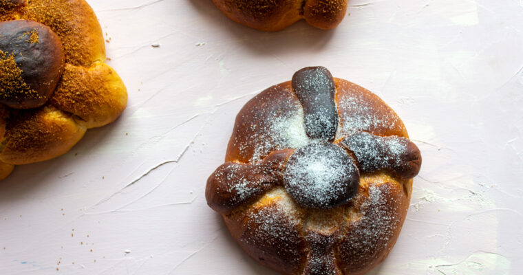 Pan de muerto s horúcou čokoládou