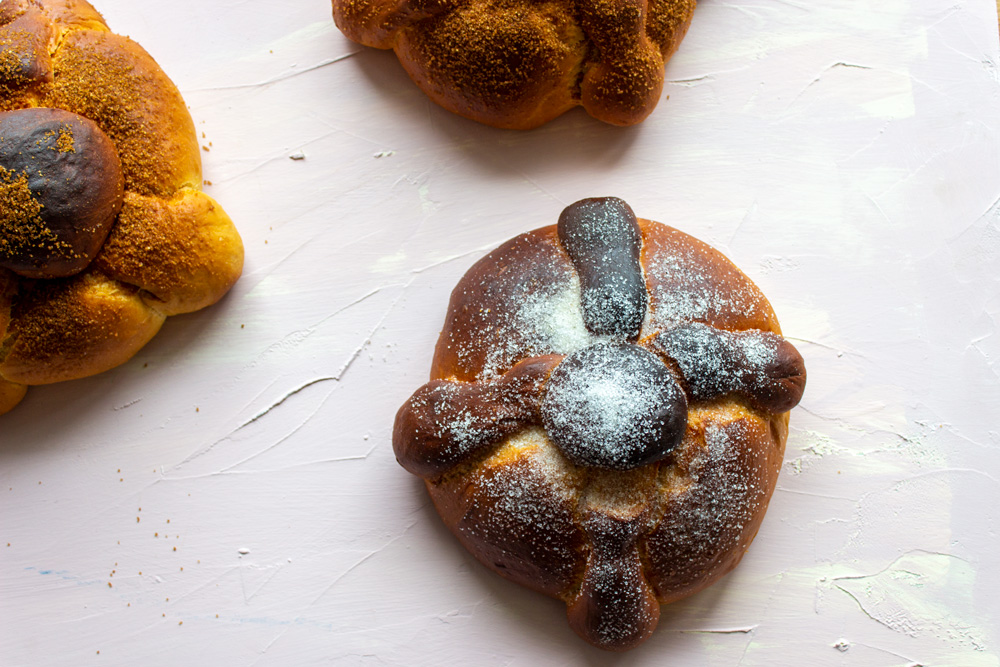 Pan de muerto s horúcou čokoládou