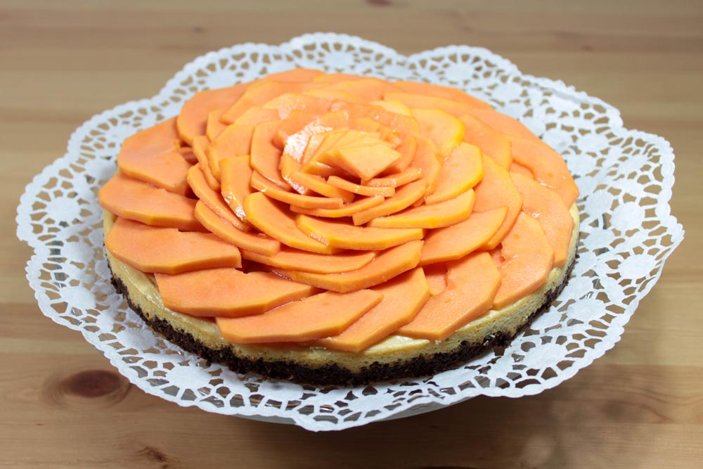 Tropická torta s mangom a papájou