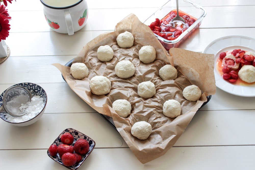 Quark dumplings filled with strawberries