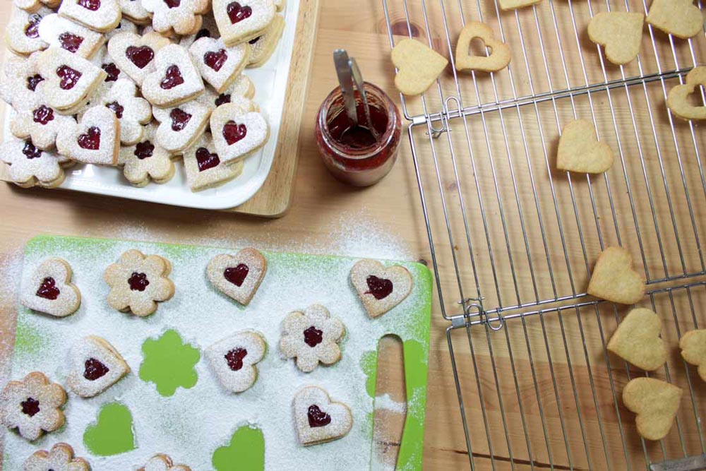 Whole-wheat linzer cookies with redcurrant jam