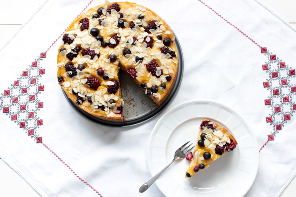 Black and blueberry summer cake