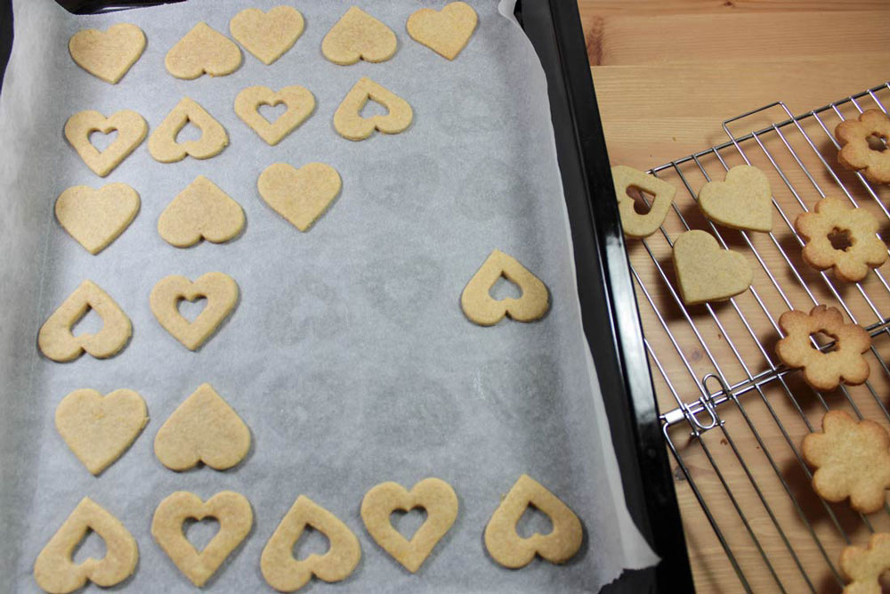 Raw and baked linzer cookies