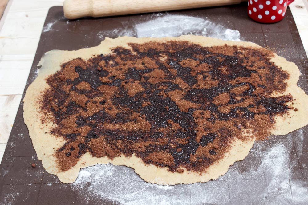 Cocoa filling for the rolls