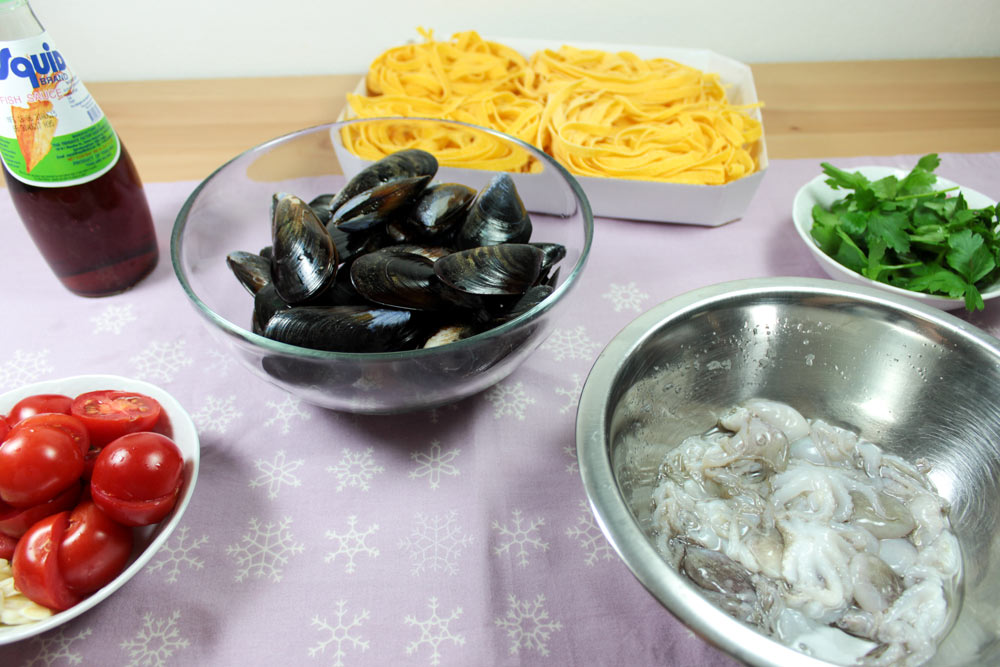 Ingrediencie na tagliatelle s morskými plodmi