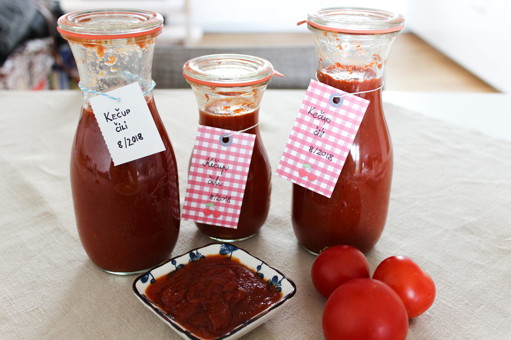 Ketchup in sterilised jars