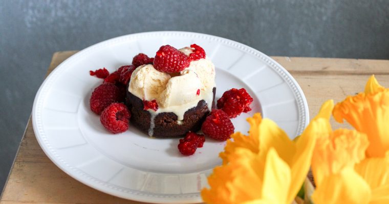Rýchly čokoládový dezert s ovocím – lávový koláč