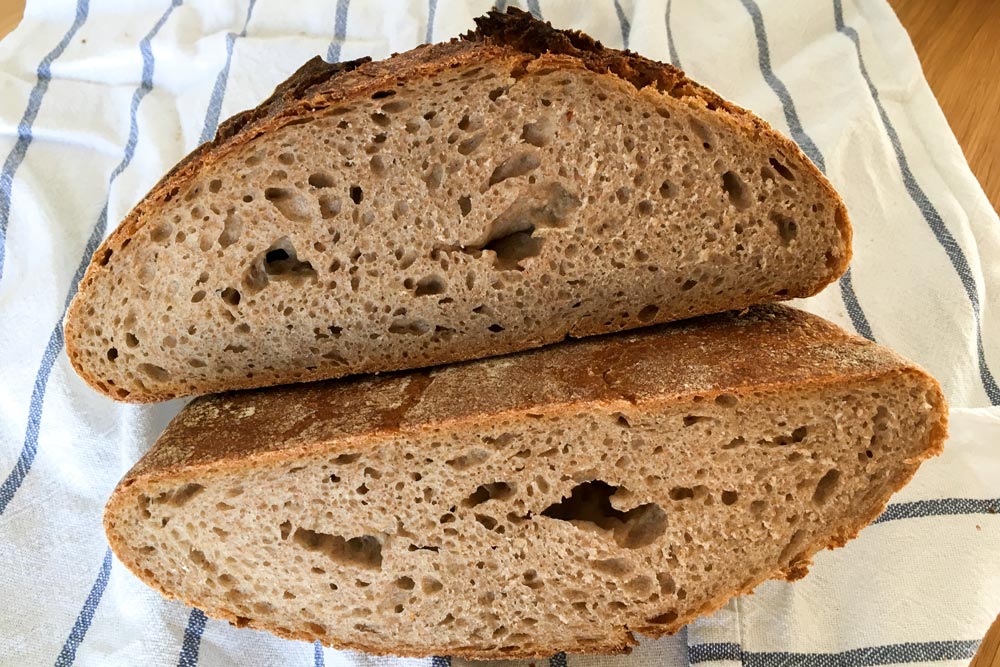 Pšeničný kváskový chlieb celozrnný