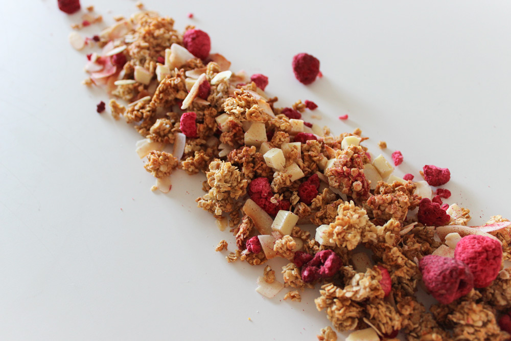 Kokosová granola s bielou čokoládou a malinami