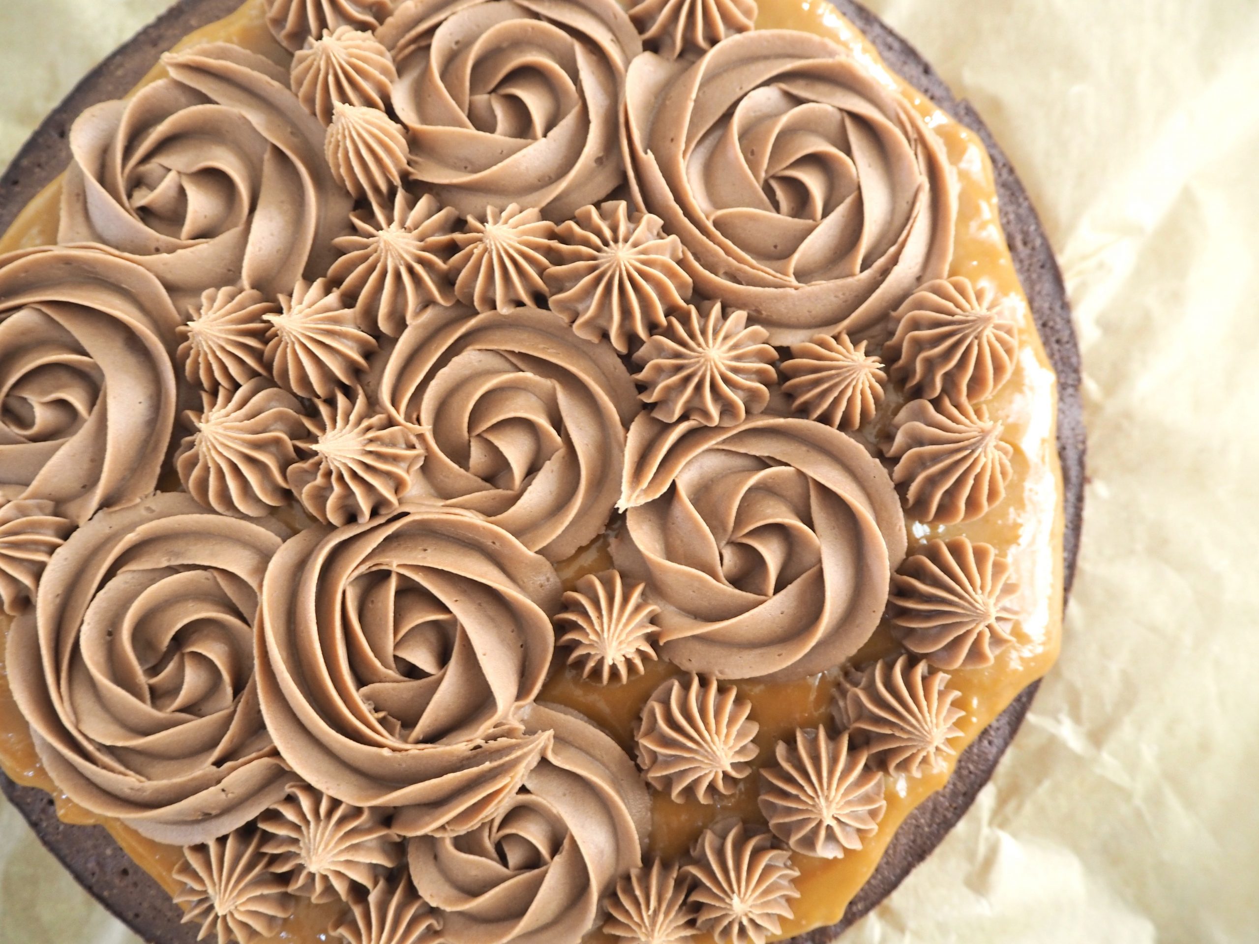Brownie med karamel og Nutella-frosting - Cakewoman.dk