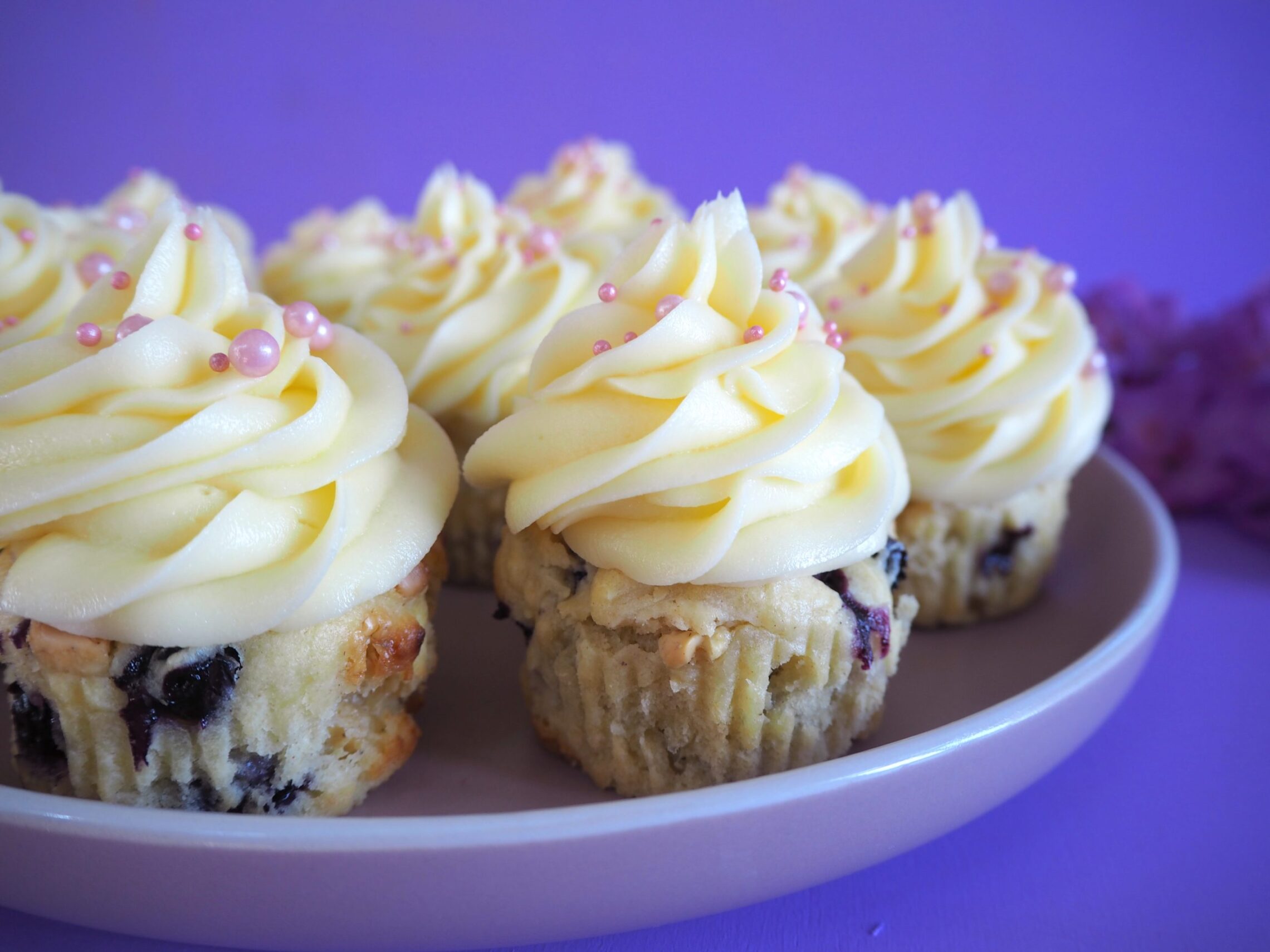 Bløde blåbærmuffins med citronfrosting