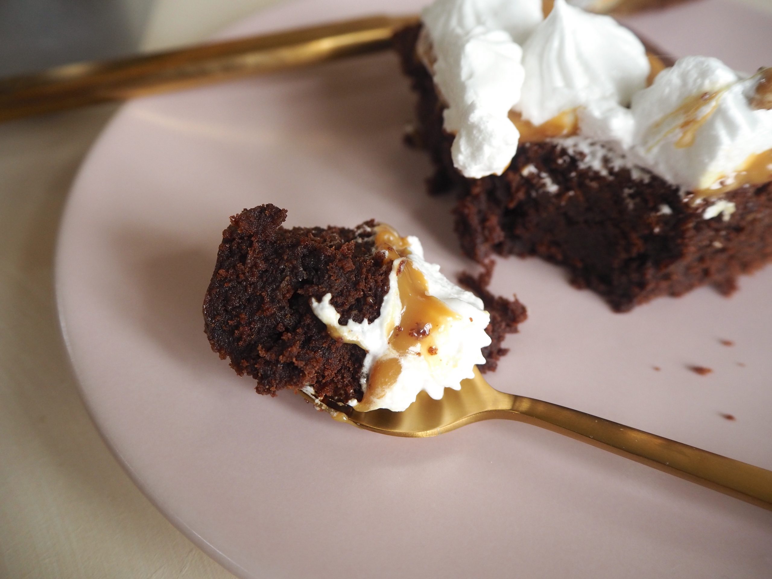 Brownie med flødebolleskum og karamel - Cakewoman.dk
