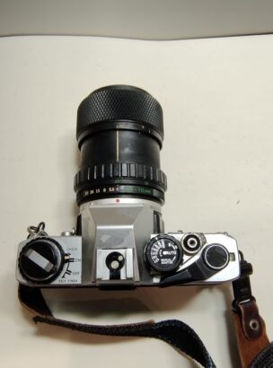 OLYMPUS OM-10 met lens AUTO-ZOOM 35-70mm +flash