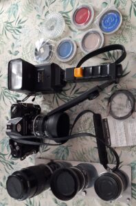 te koop Nikormat met lenzen kleurfilters en flitst