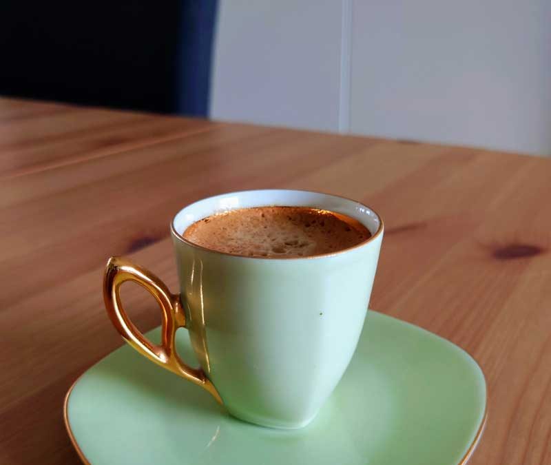 En kopp espresso på ett köksbord.