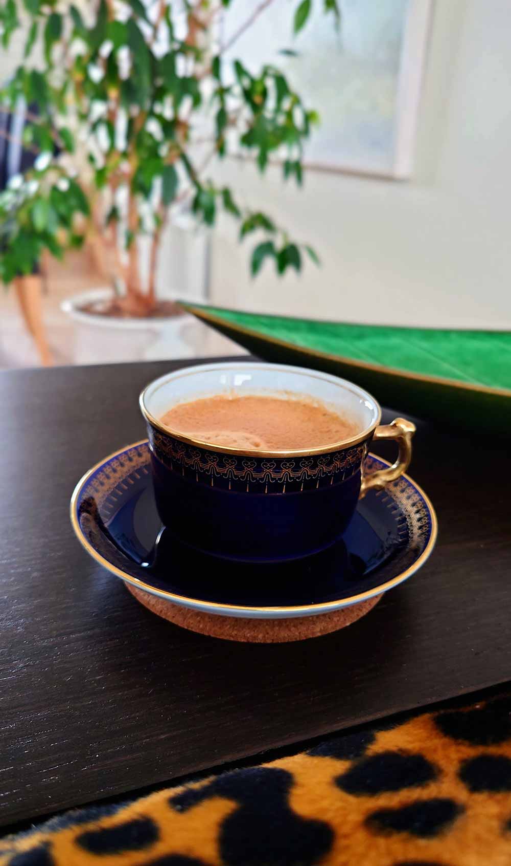 En dubbel espresso i en kopp på ett sidobord