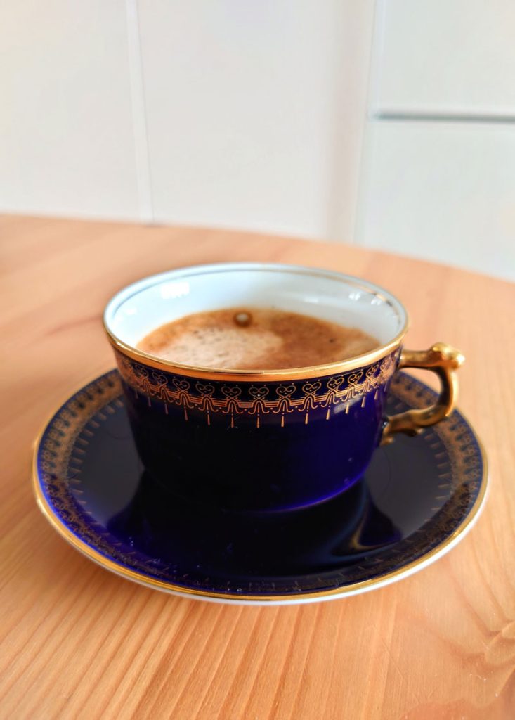 En kaffekopp dubble espresso på ett köksbord.