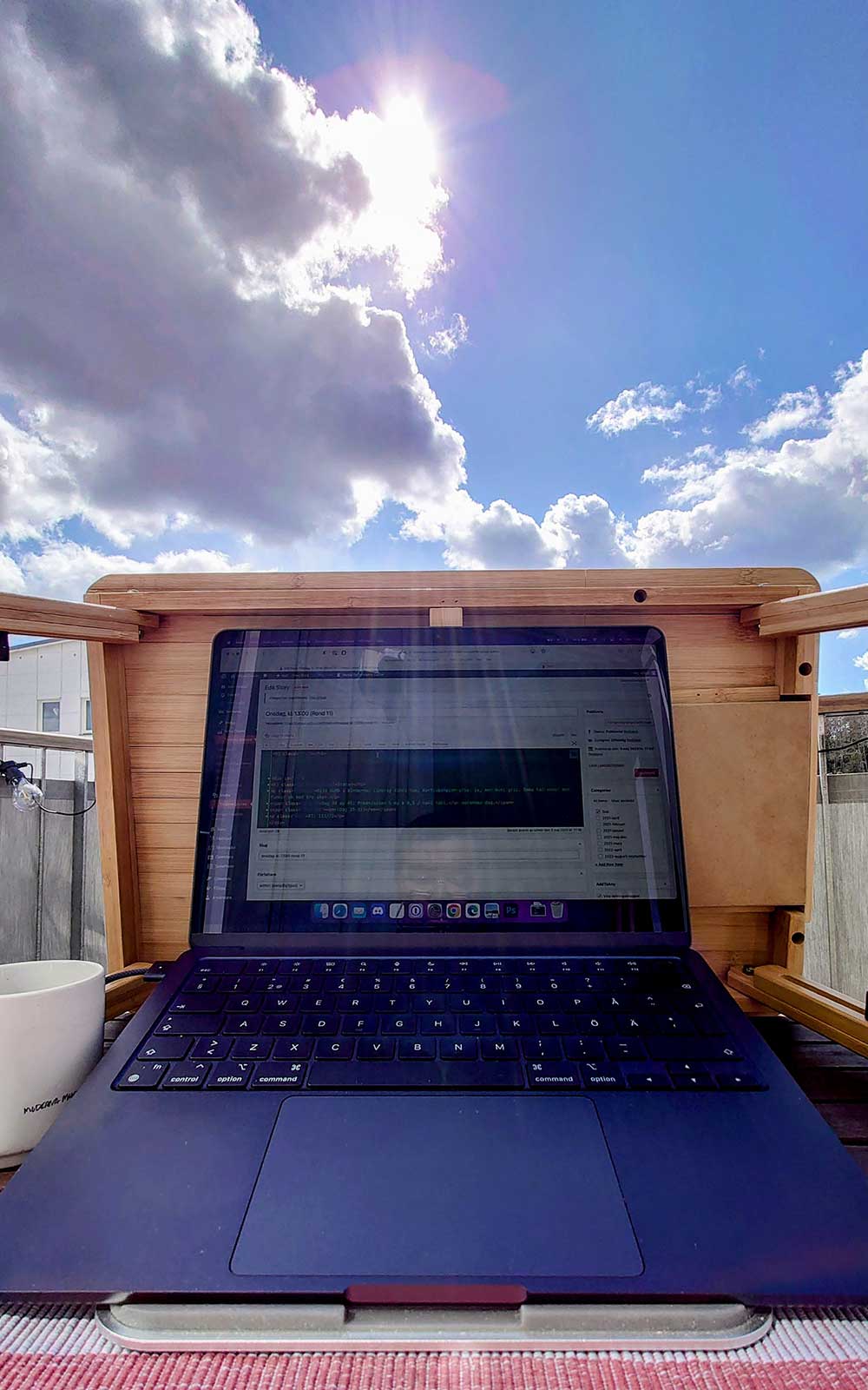 Balkong, laptop och sol.