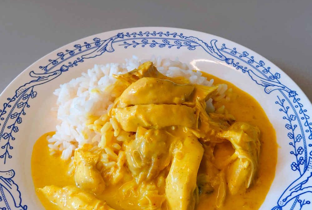 Kyckling curry på tallrik.