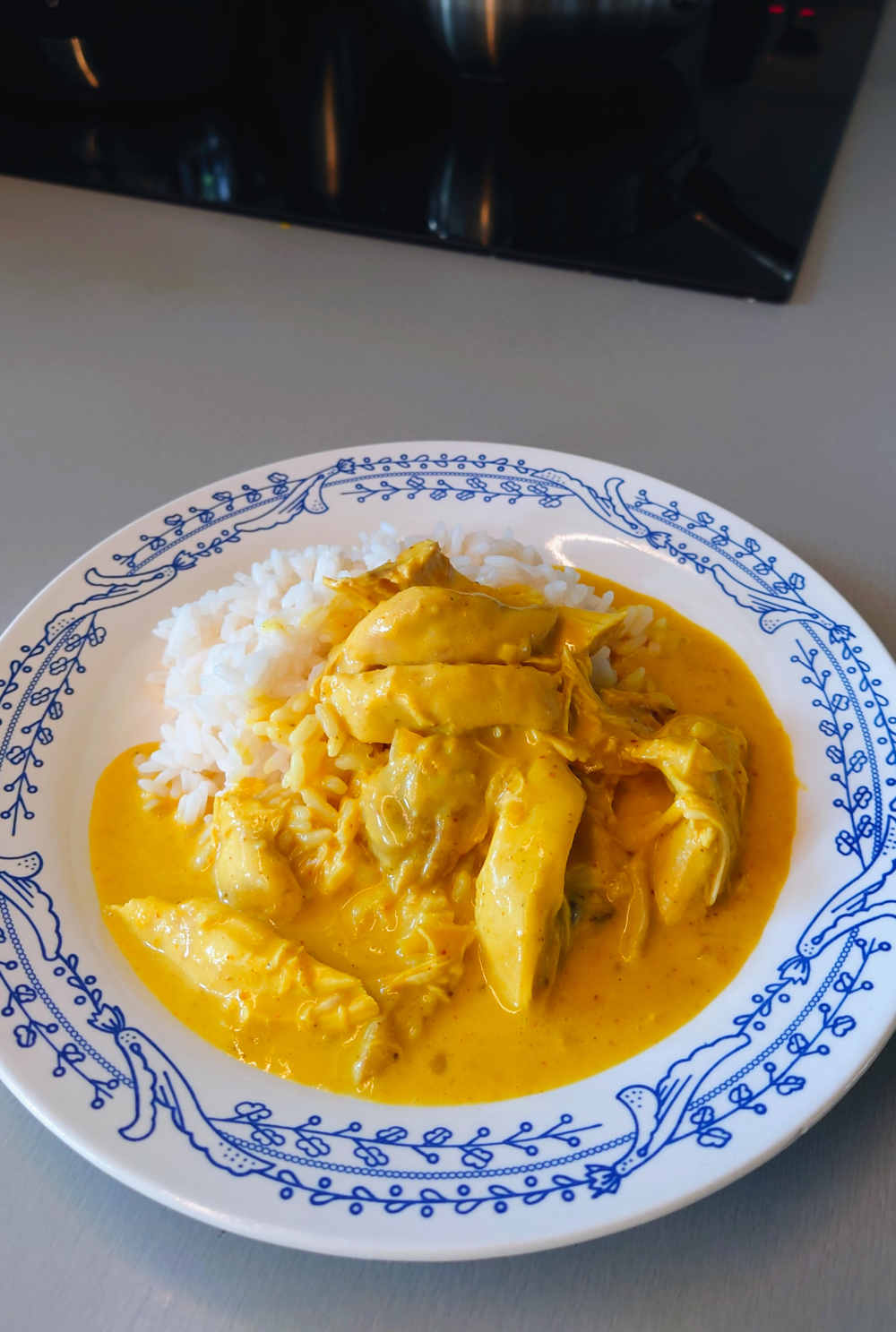 Kyckling curry på tallrik.