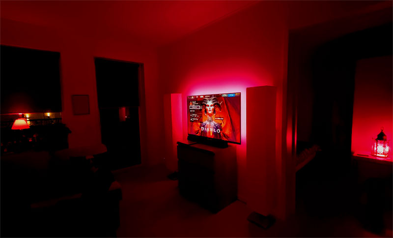 Rött rum med Diablo 4 på konsolen