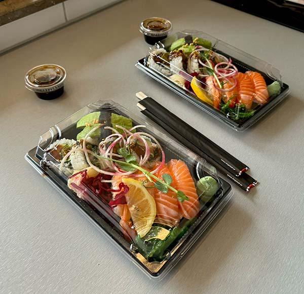 Sushi, portiener 2 st. På ett bord.
