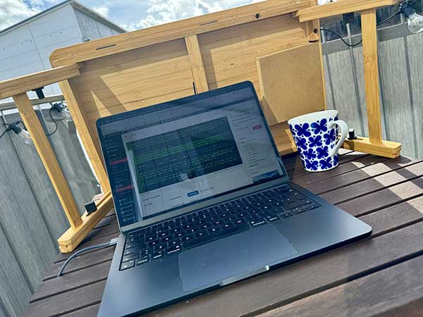 Laptop på balkongen med en kopp kaffe.
