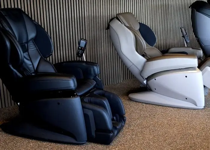to massagestole der står ved siden af hinanden i Carerelax showroom