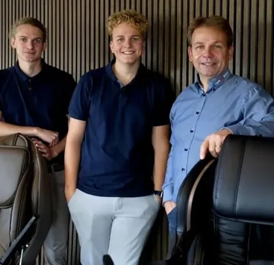 Stort udvalg af plejesenge 3 gutter fra Carerelax viser stolt deres massagestole frem