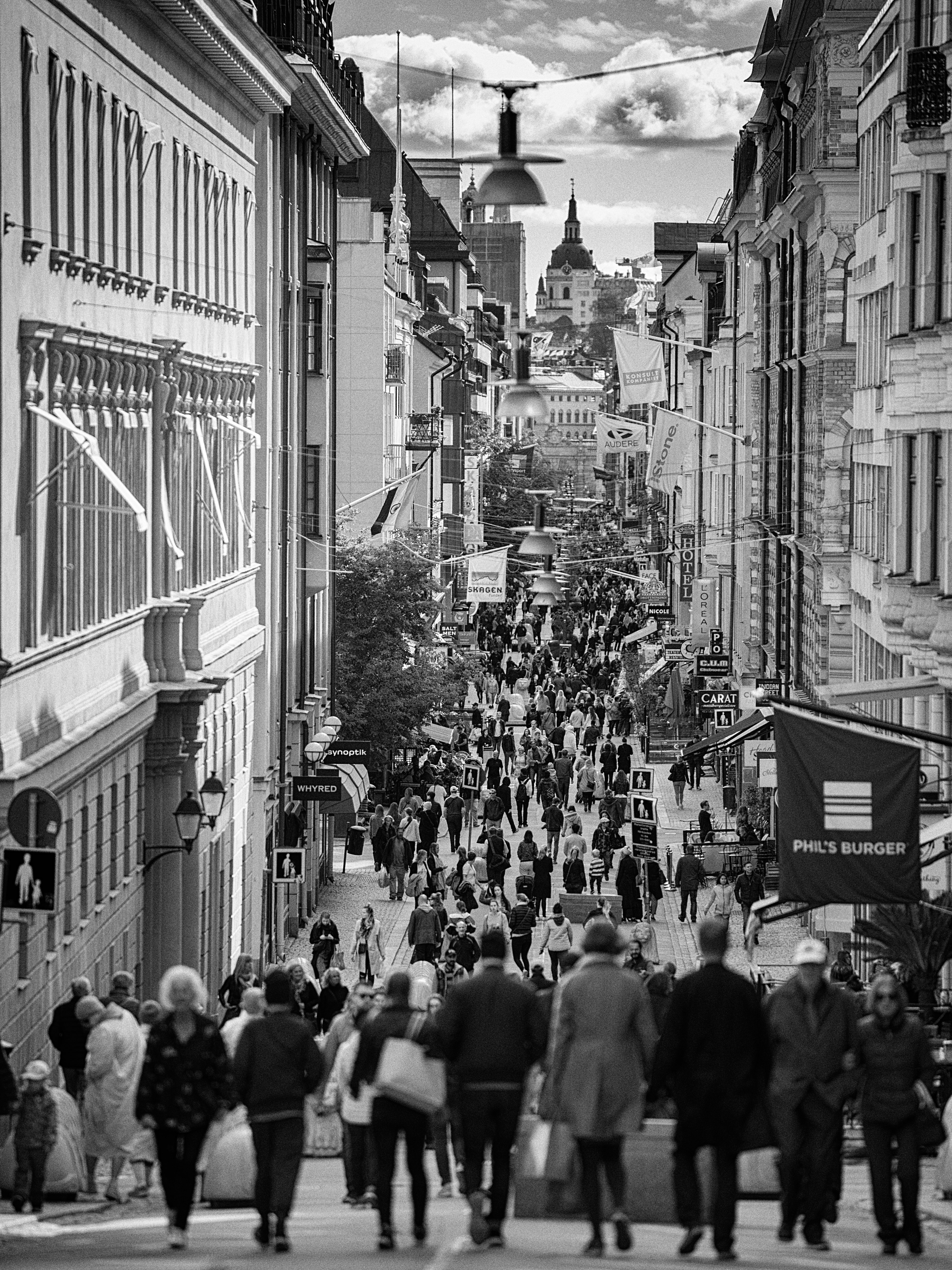 Söndag och kommersen är i gång på Drottninggatan