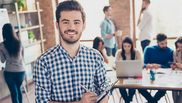 Os jovens enfrentam várias dificuldades na hora de encontrar um trabalho.