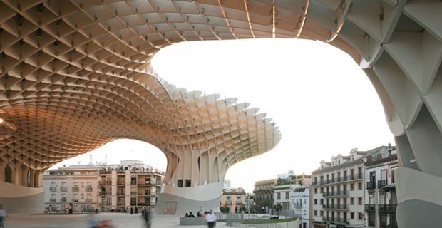 "Struttura architettonica moderna in legno a Siviglia, Spagna."