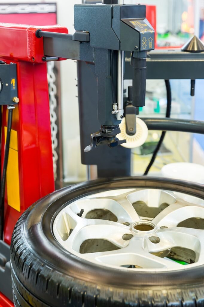 Pneumatic machine for tire service, removing tyre