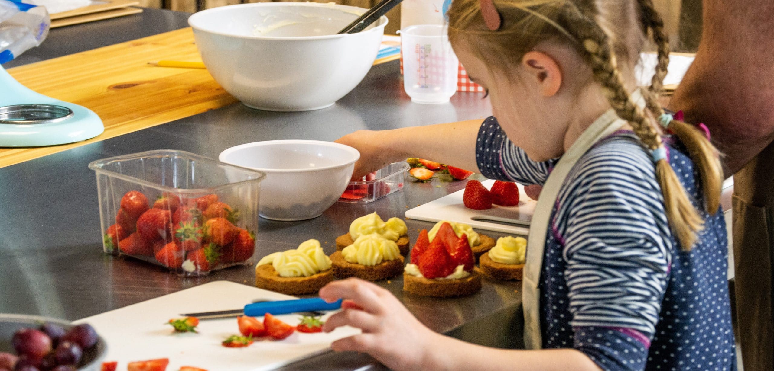 Kind snijdt aardbeien