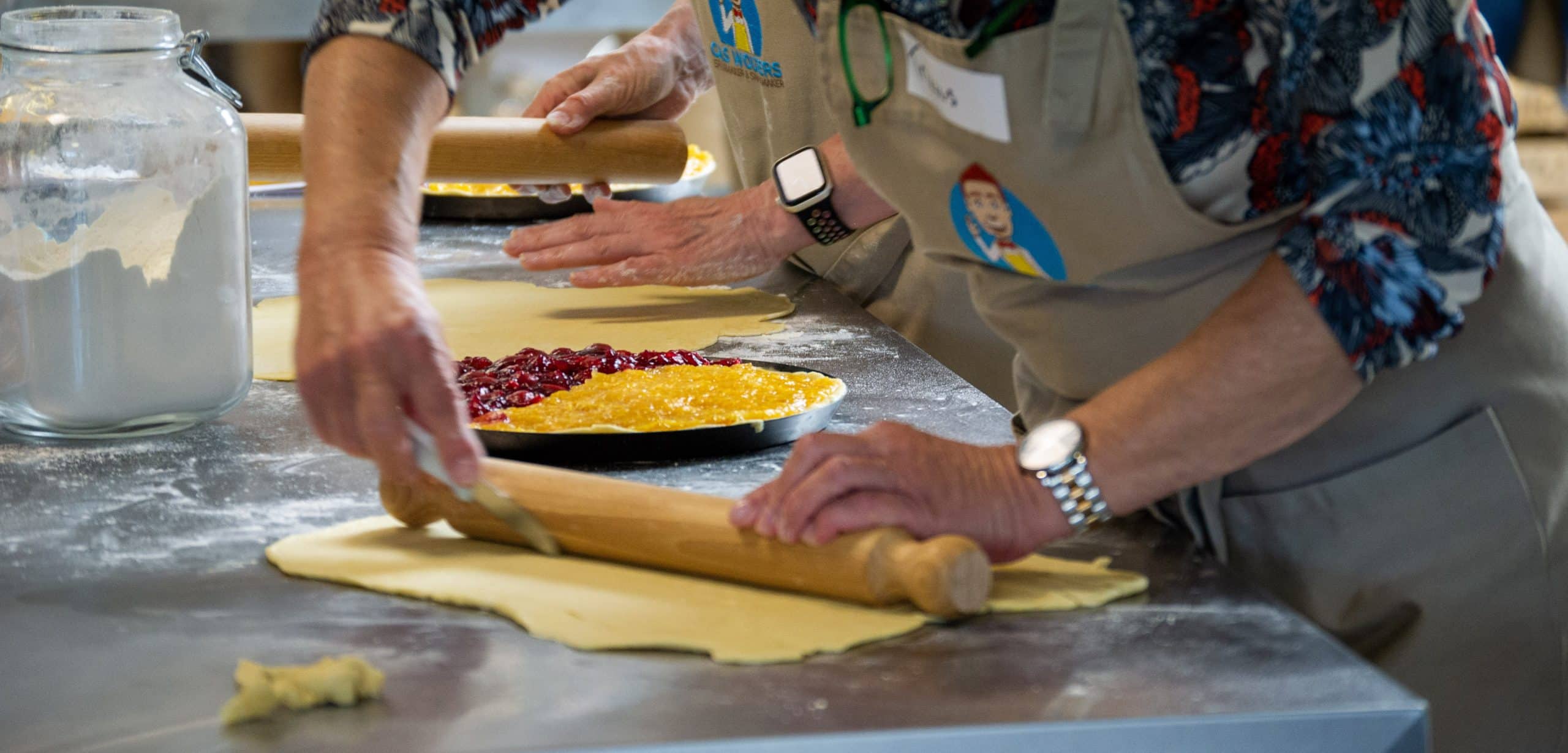 Latjes snijden voor een Limburgse vlaai