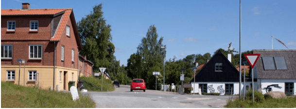 cykelhandlerens forretning ses til venstre og smedien til højre. Foto fra Hendensted Kommunes lokalarkiv