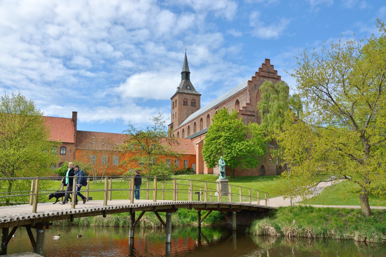 CG Jensen skal udskifte historisk bro i Eventyrhaven i Odense
