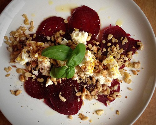 Rödbetscarpaccio med matvete, nötkrisp och citronbakad feta