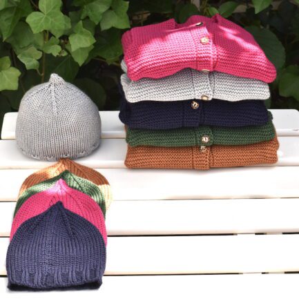 Geschenkset zur Geburt: <br>Strickjacke Mini Sarner & Wichtelmütze