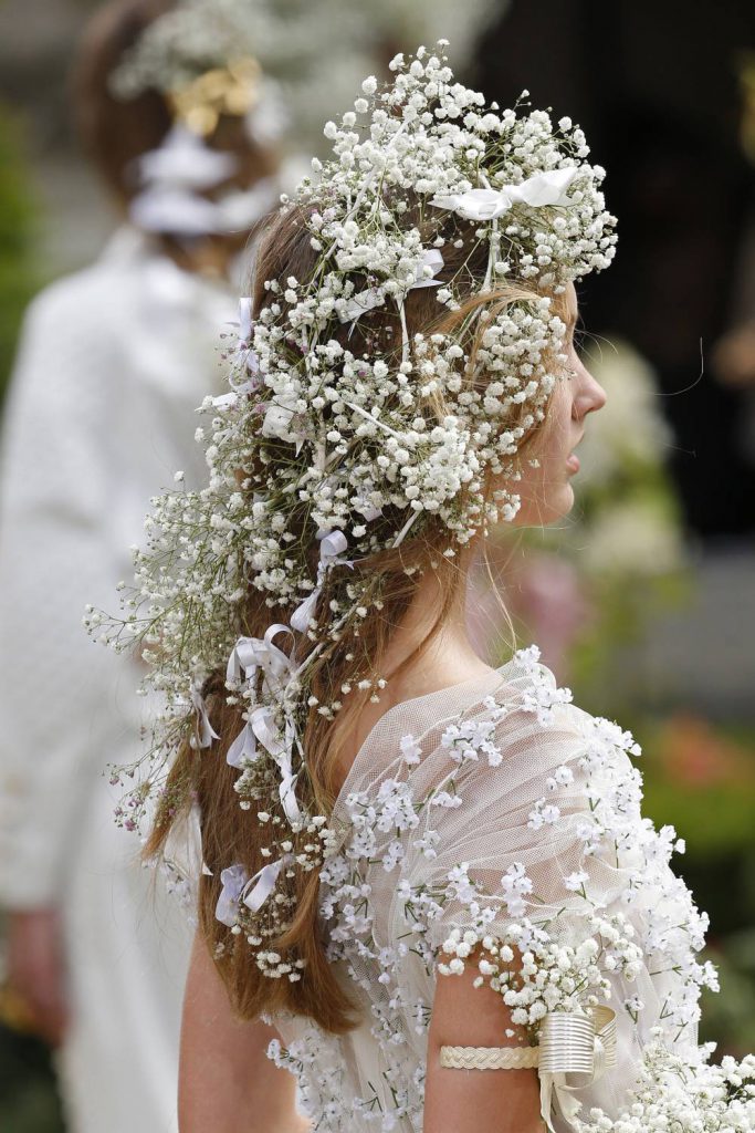 Bröllop, hår, håruppsättning, blommor.