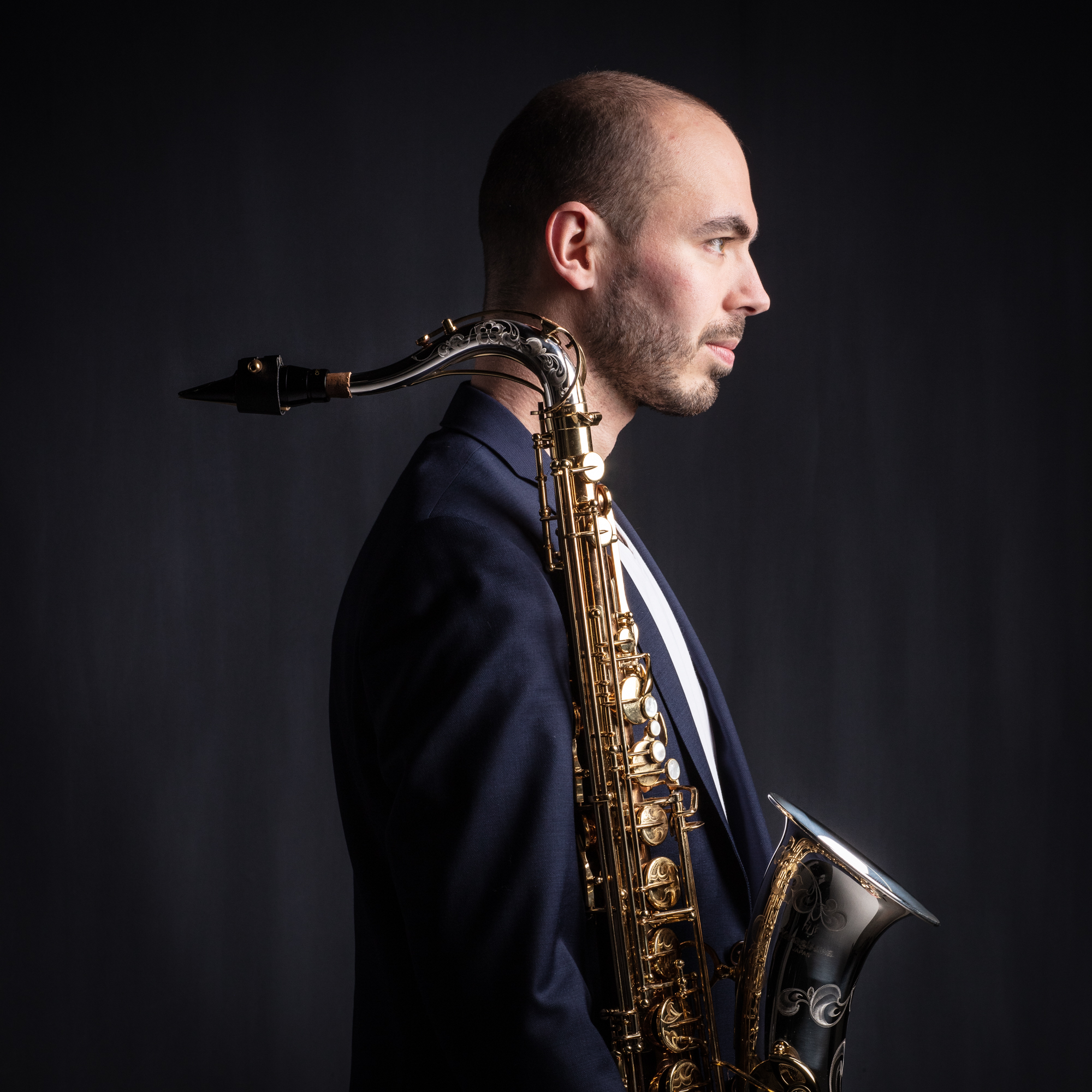 Kleurenfoto van een gefocuste saxofonist Jeroen Vanbever met tenorsaxofoon
