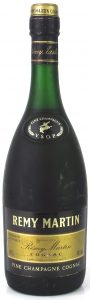 bottom left: '70 CL.'; bottom right 40% vol; top left: produzido em França; Lisboan import, Blandy Brothers