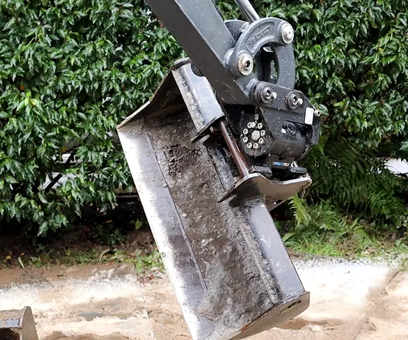 CompactTilt CT1 hydraulisch kantelstuk gemonteerd op graafmachine