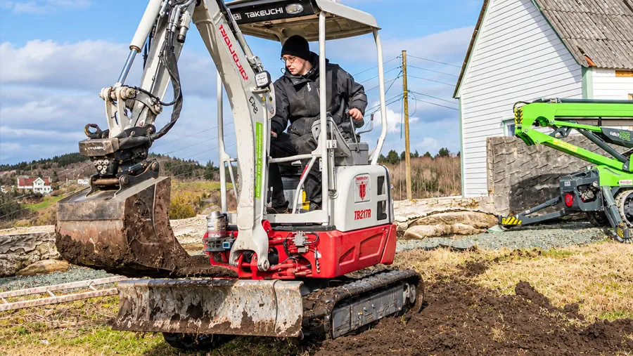Lars Nilsen med sin Takeuchi TB325 og Compacttilt CT3
